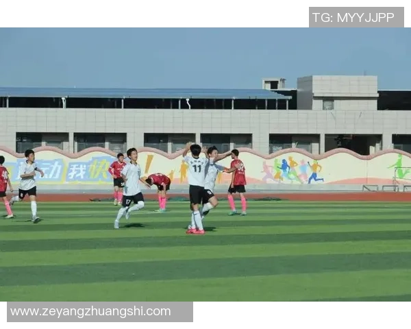 学生们在绿茵场上挥洒汗水练足球提升技艺锻炼身体追逐梦想的青春岁月